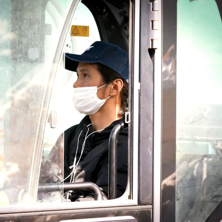 重機の運転席に座るオペレーター